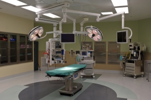 Sala cirúrgica equipada para hernioplastia